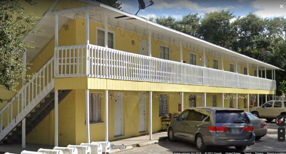 Apartment for rent at 921 33rd Ave W, Bradenton, FL 34205
