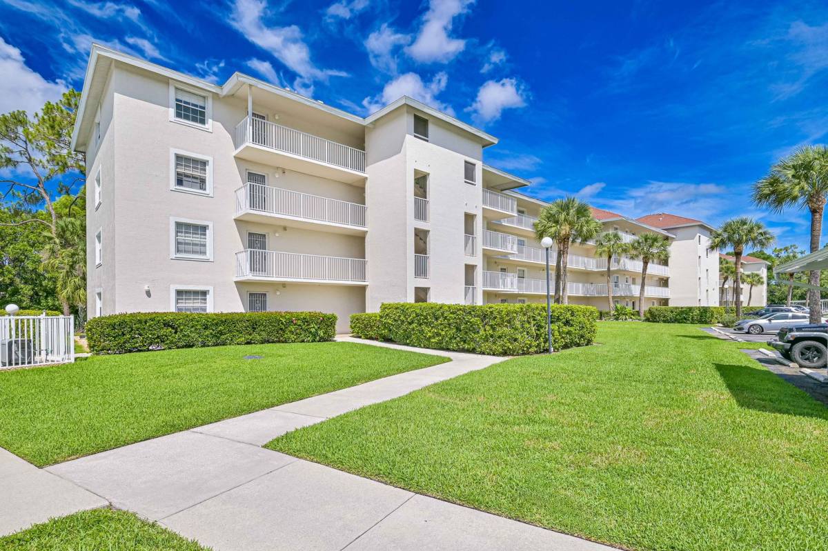 Condo for rent at 441 Quail Forest Blvd, Naples, FL 34105
