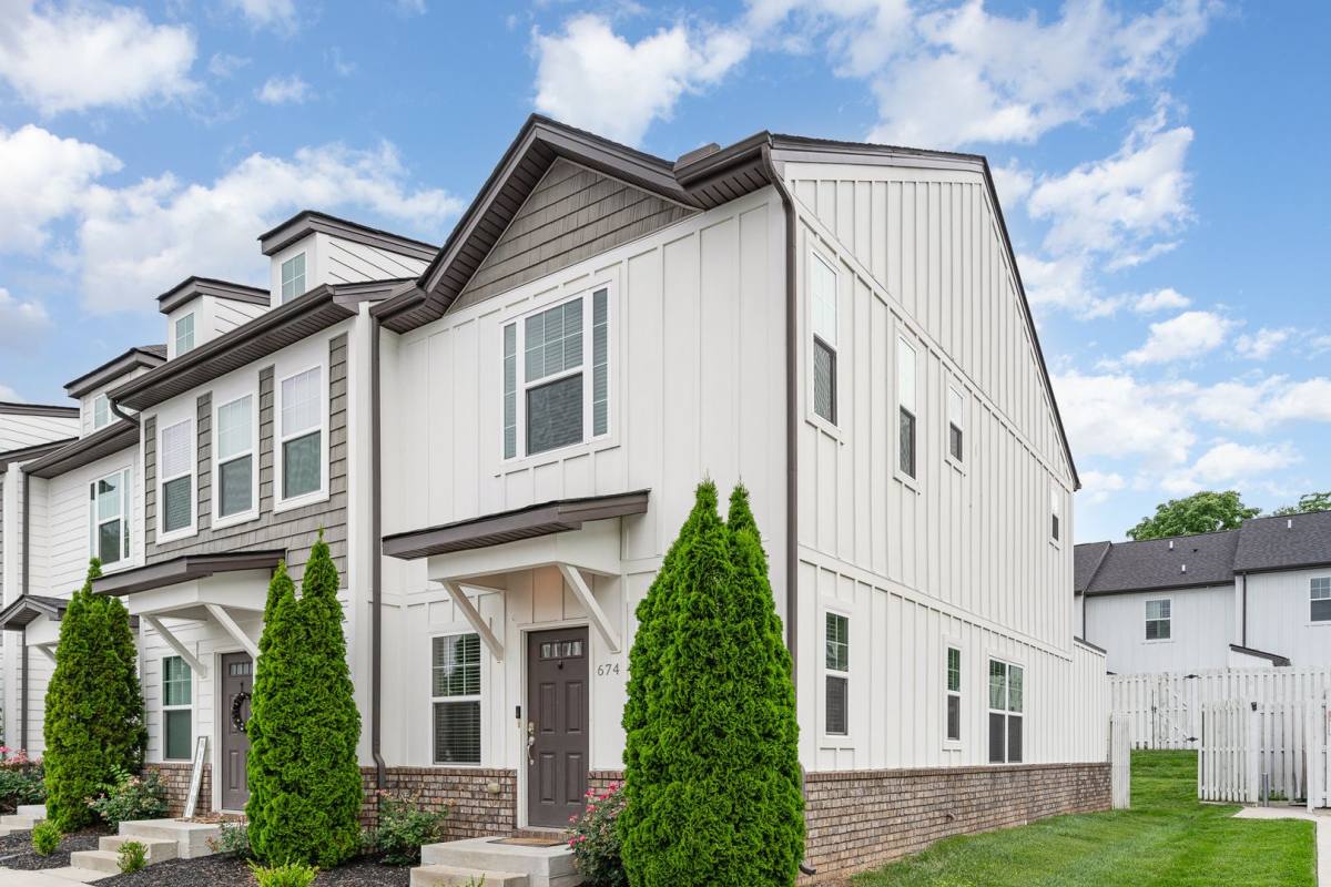 Townhouse for rent at 674 Bristol Creek Dr, Nashville, TN 37221