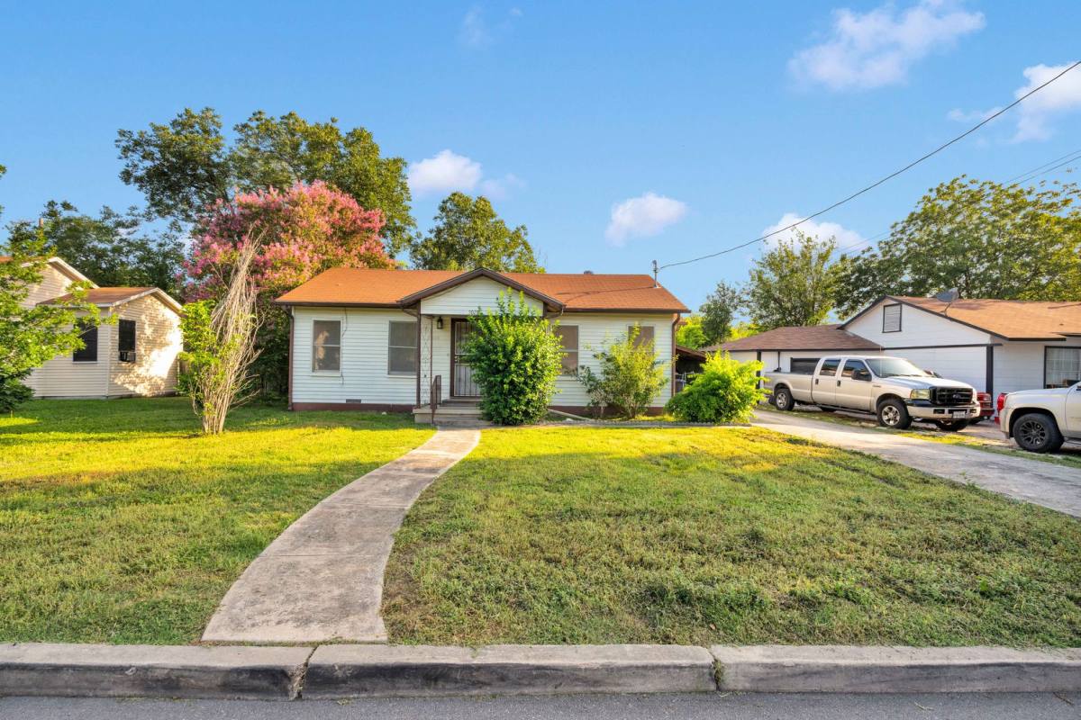 House for rent at 2025 W Hermosa Dr, San Antonio, TX 78201
