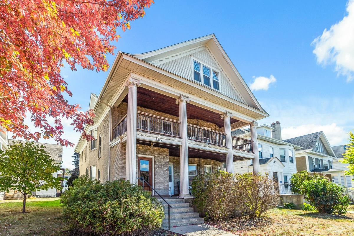 Apartment for rent at 2205 Pleasant Ave S, Minneapolis, MN 55404