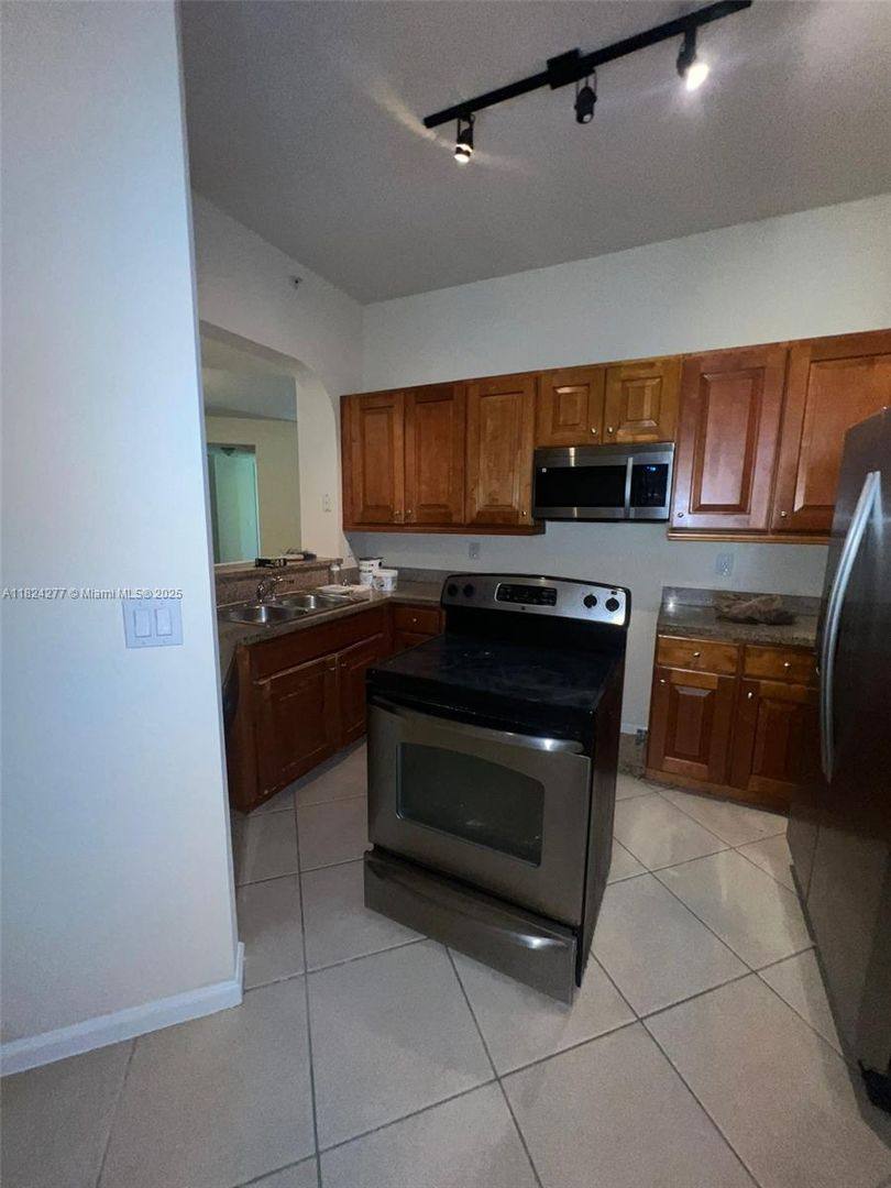 Condo for rent at 3500 Oaks Clubhouse Dr, Pompano Beach, FL 33069