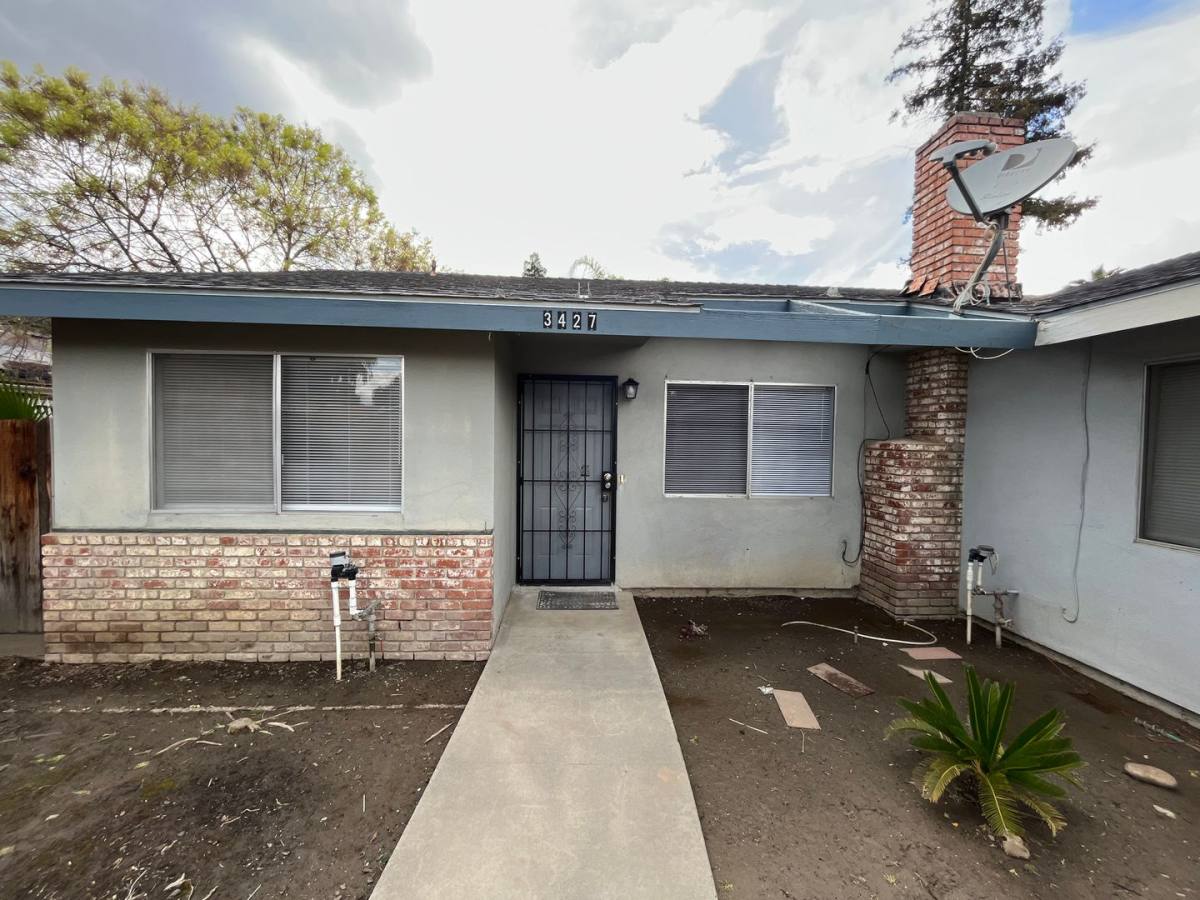Apartment for rent at 3425-3427 S Woodland, Visalia, CA 93277