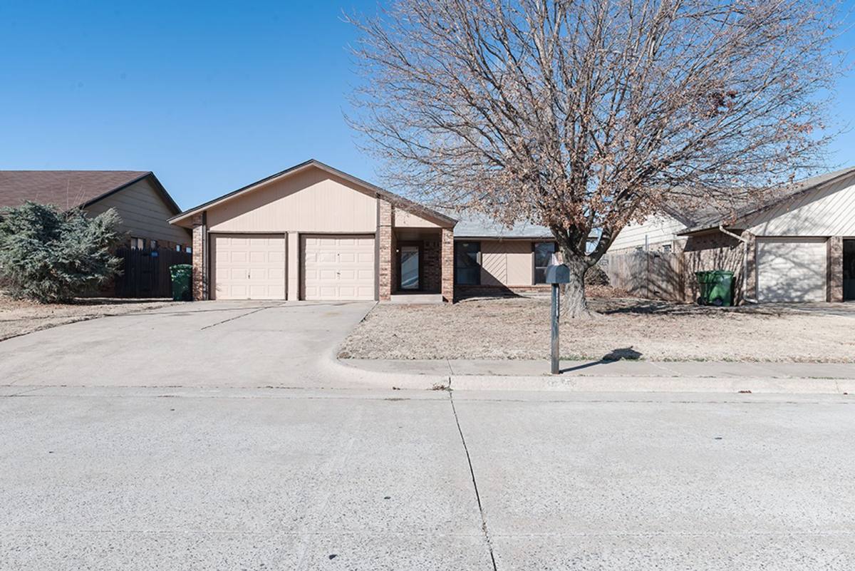 House for rent at 325 Chickasaw Lane, Yukon, OK 73099