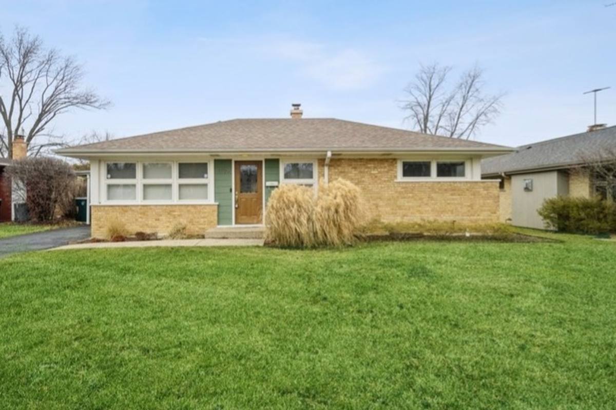 House for rent at 1109 Whitfield Rd, Northbrook, IL 60062