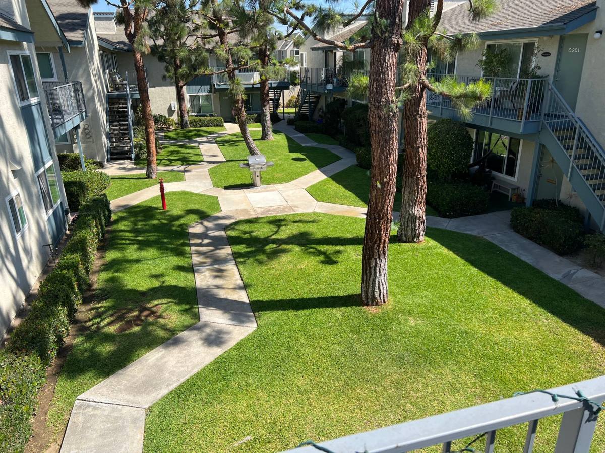 Apartment for rent at 372 W Bay St, Costa Mesa, CA 92627