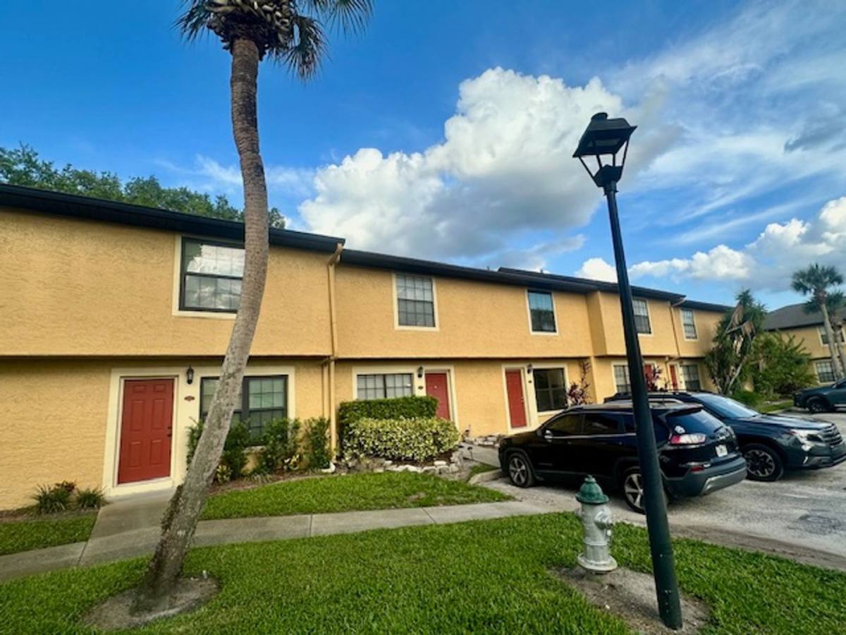 Townhouse for rent at 7449 Wynnewood Square, Winter Park, FL 32792
