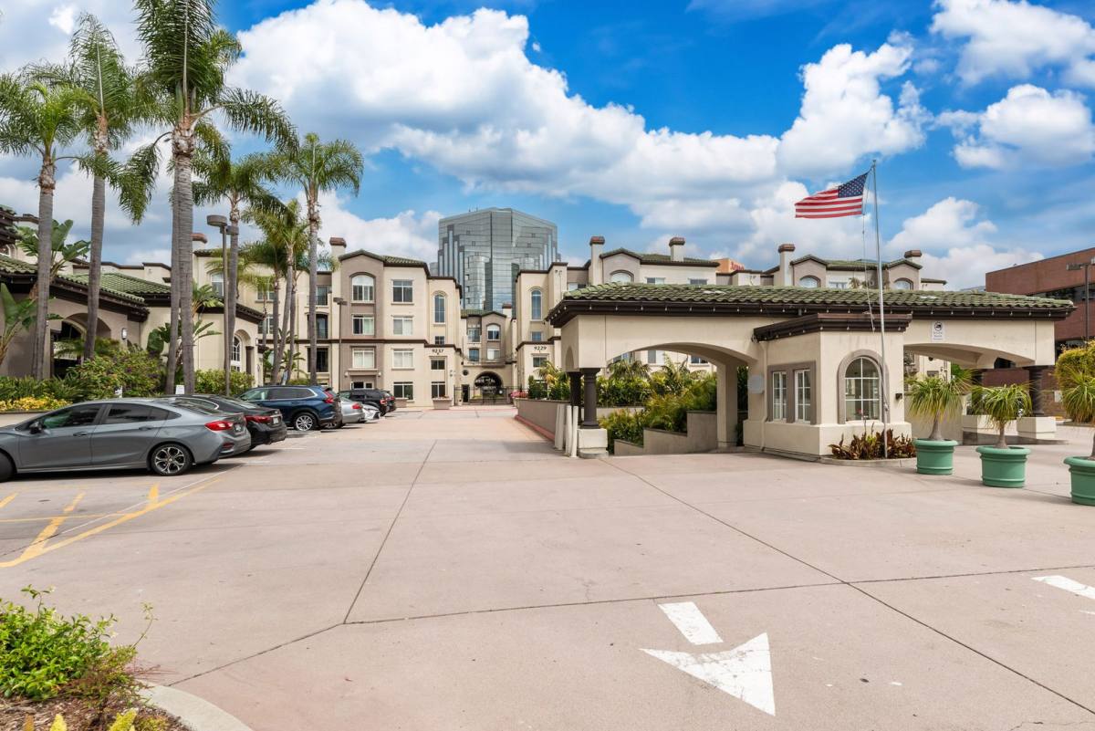 Apartment for rent at 4165 Executive Dr, La Jolla, CA 92037