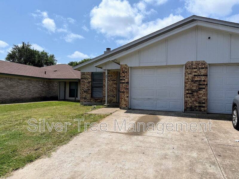 Apartment for rent at 6845 S Creek Dr, Fort Worth, TX 76133