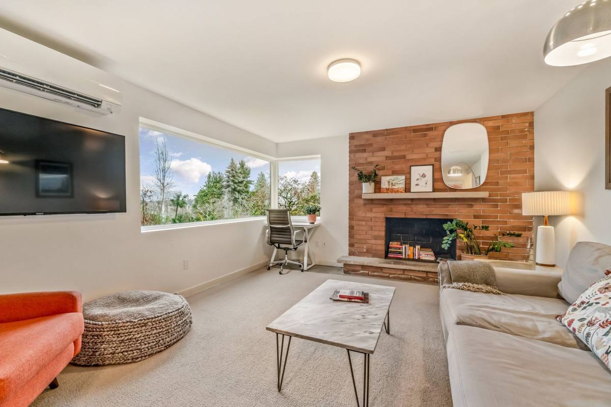 Apartment for rent at 616 N 62nd St, Seattle, WA 98103