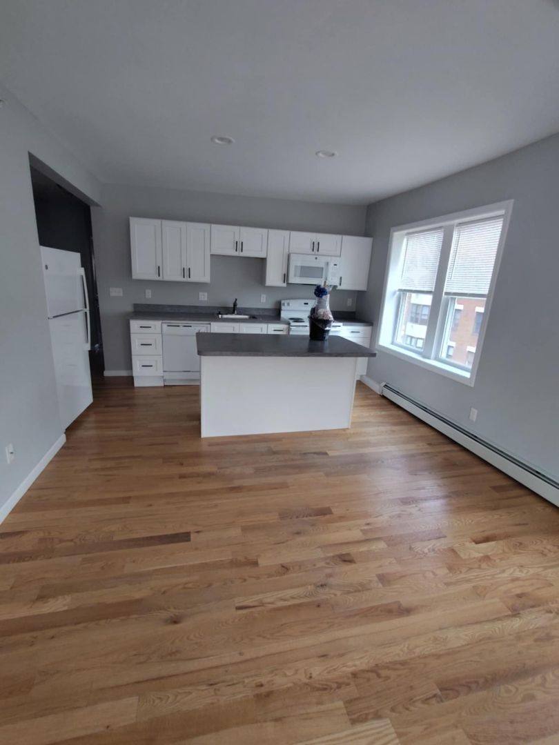 28 Sumner Ave, Springfield, MA 01108