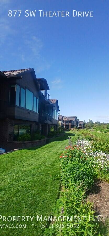 Townhouse for rent at 877 SW Theater Dr, Bend, OR 97702