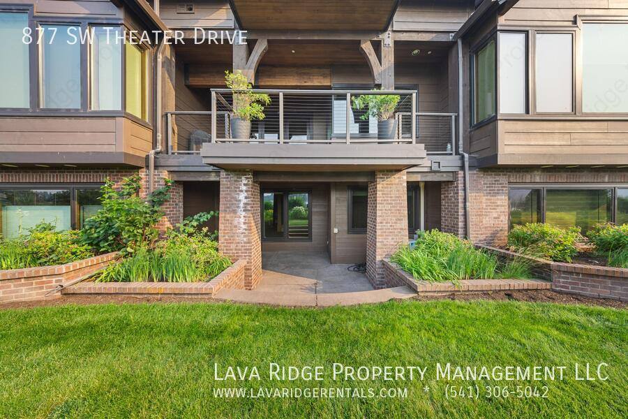 877 SW Theater Dr, Bend, OR 97702