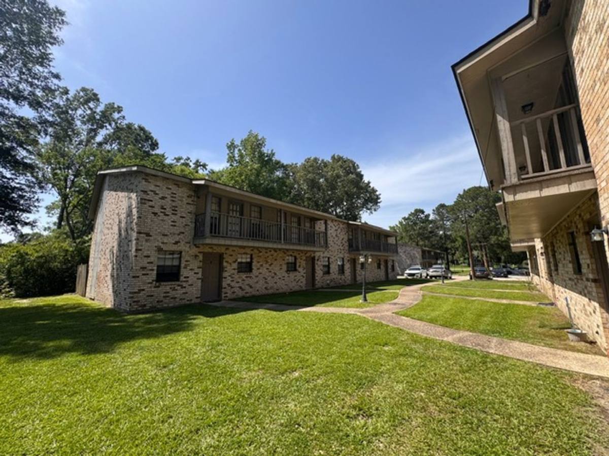 Apartment for rent at 14020 Tiger Bend Rd, Baton Rouge, LA 70817