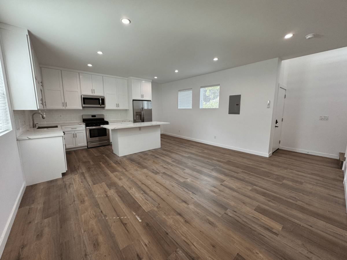 Apartment for rent at 2134 Magnolia Ave, Los Angeles, CA 90007
