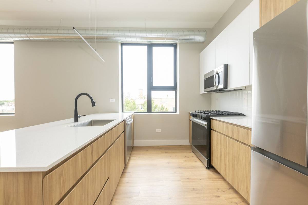 Apartment for rent at 6044 N Winthrop Ave, Chicago, IL 60660
