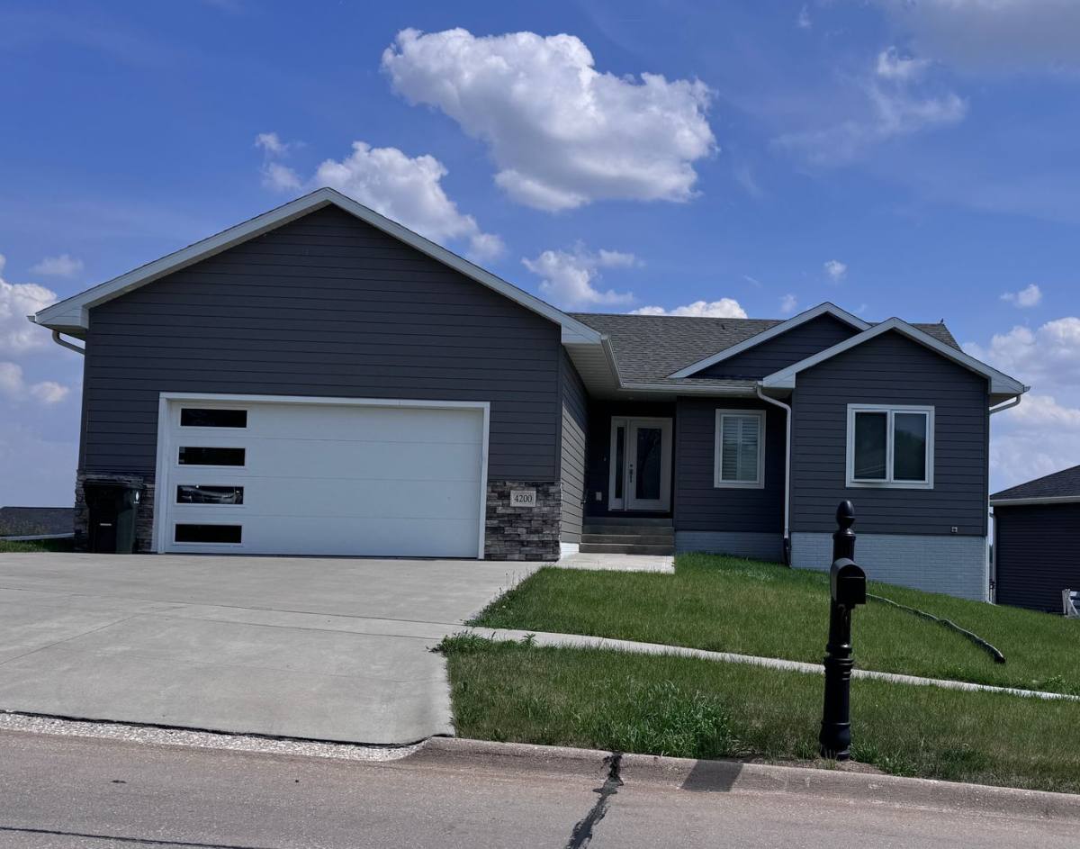 House for rent at 4200 Fieldcrest Dr, Sioux City, IA 51103