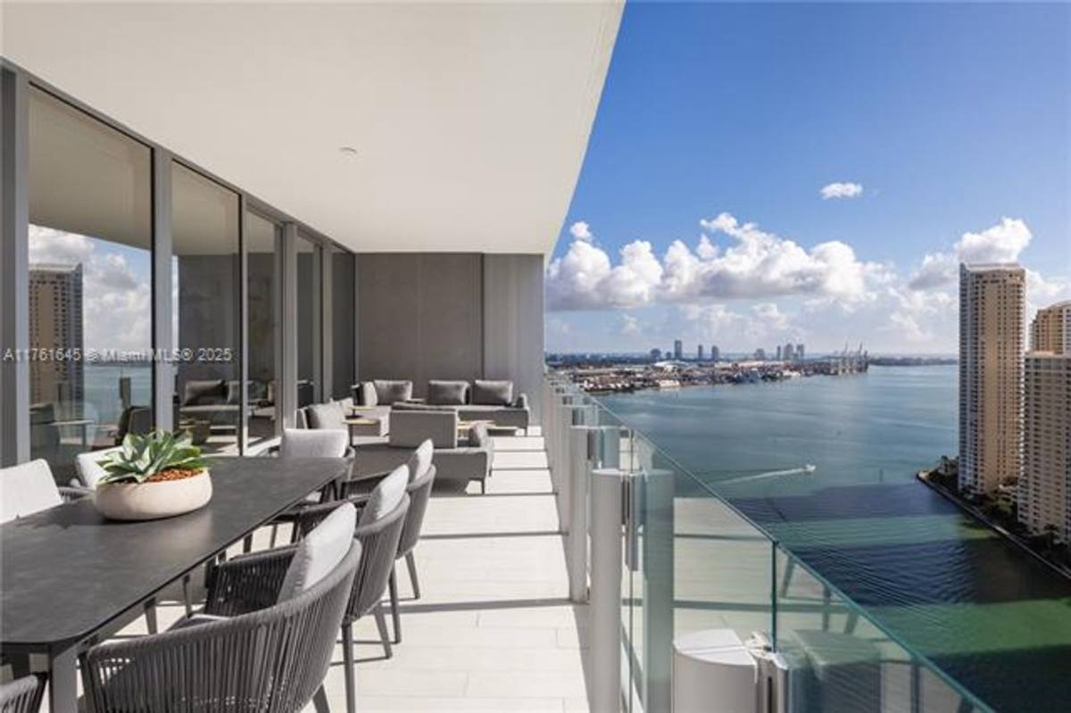 Apartment for rent at 300 Biscayne Blvd Way, Miami, FL 33131