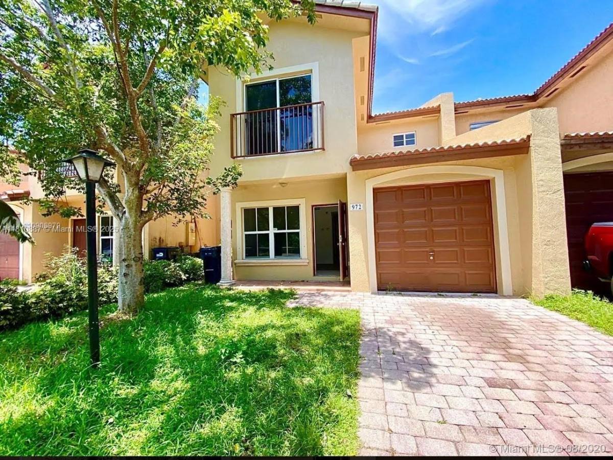 Townhouse for rent at 972 SW 6th Ave, Homestead, FL 33034