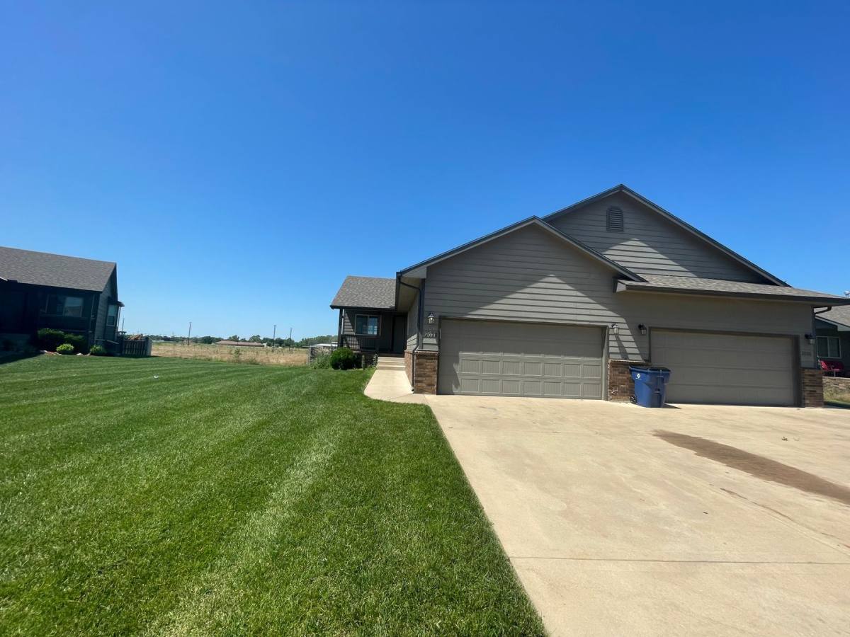 Apartment for rent at 2022 26 E Village Estates Dr, Wichita, KS 67219