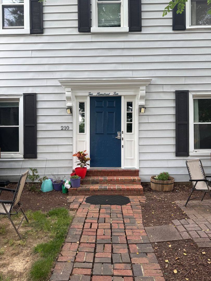 Apartment for rent at 210 E Windsor Ave, Alexandria, VA 22301