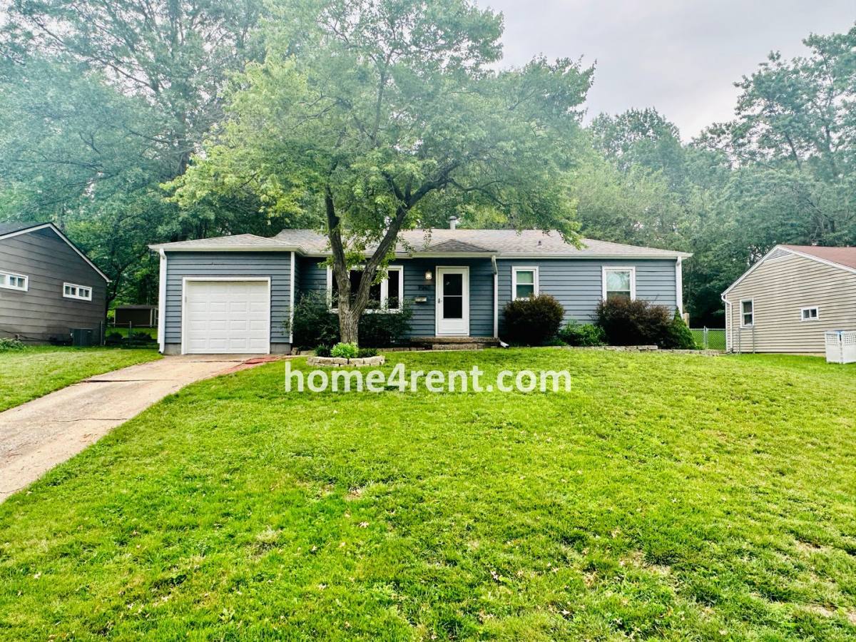 House for rent at 7947 Reeds Rd, Prairie Village, KS 66208