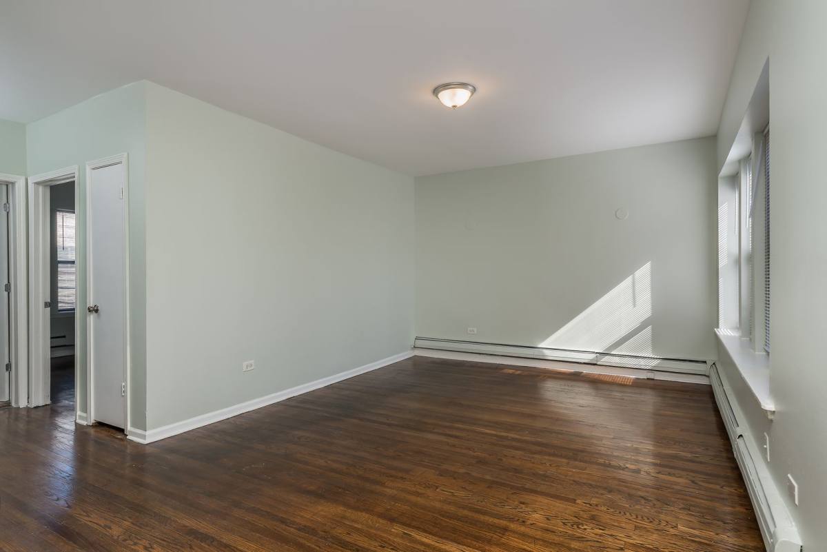 Apartment for rent at 7024 S Paxton Ave, Chicago, IL 60649