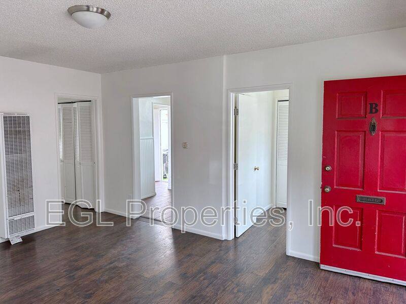Apartment for rent at 315 W Queen St #B, Inglewood, CA 90301