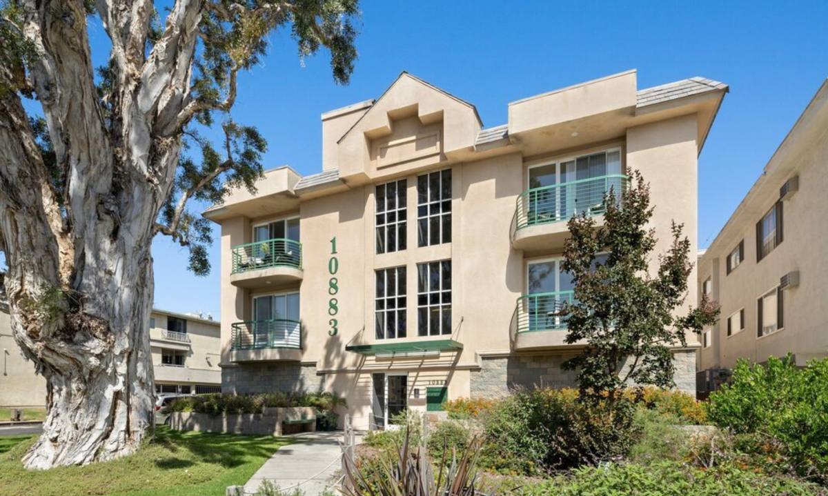 Apartment for rent at 10883 Rose Ave, Los Angeles, CA 90034