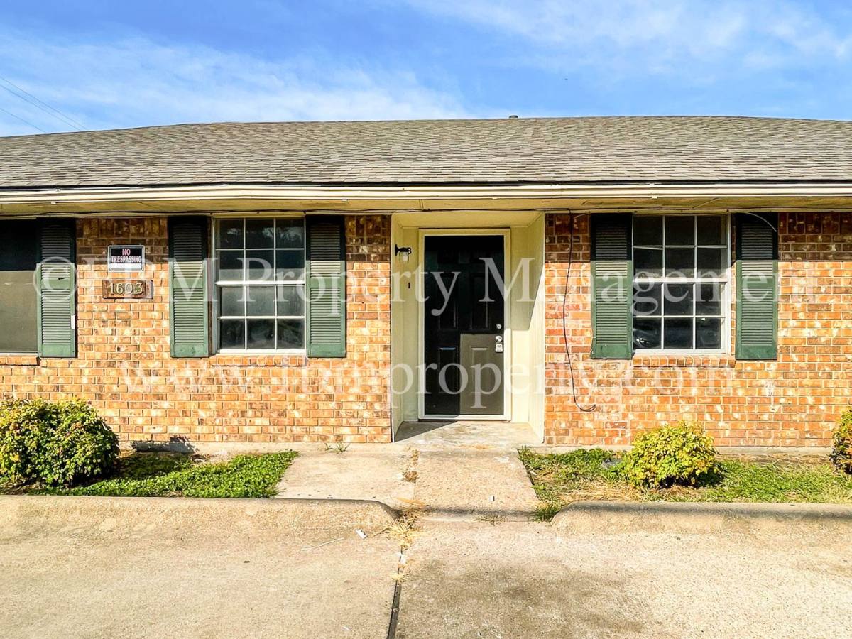 Apartment for rent at 1603 S Hall St, Ennis, TX 75119