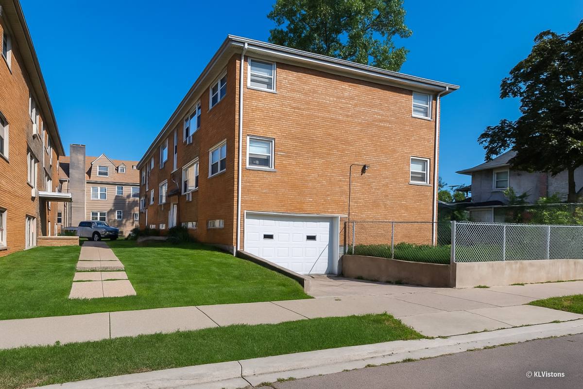 Apartment for rent at 2806 E 76th Place, Chicago, IL 60649