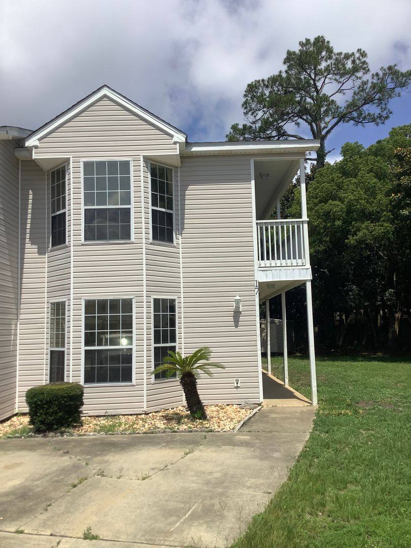 Townhouse for rent at 17 Chatelaine Circle, Fort Walton Beach, FL 32548