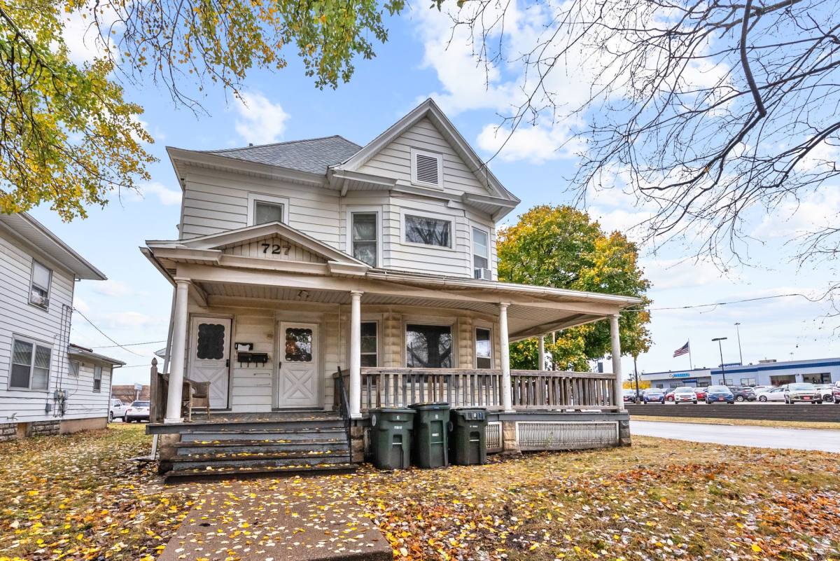 Apartment for rent at 727 S St, Waterloo, IA 50701