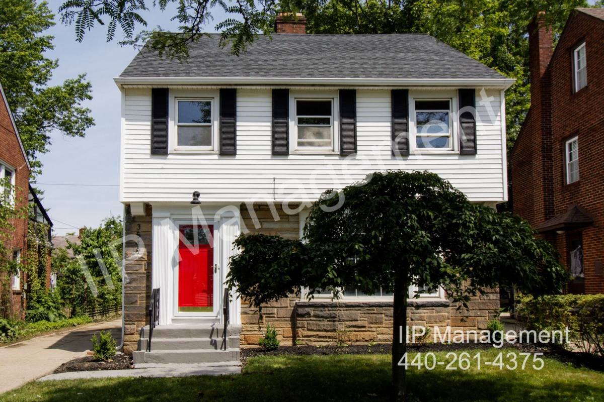House for rent at 3549 Grosvenor Rd, Cleveland, OH 44118