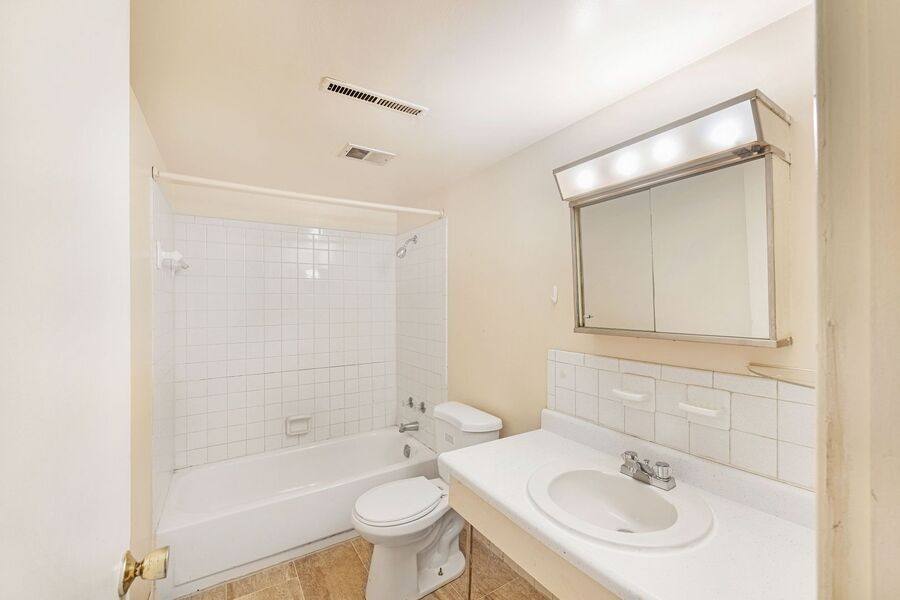 Apartment for rent at 1100 W Jeffery St #10, Kankakee, IL 60901