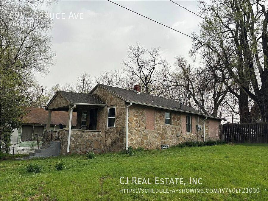 House for rent at 6941 Spruce Ave, Kansas City, MO 64132