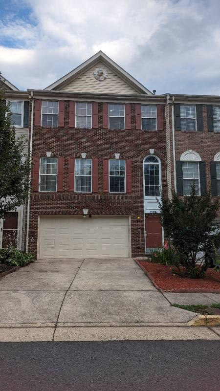 Townhouse for rent at 13231 Maple Creek Lane, Centreville, VA 20120