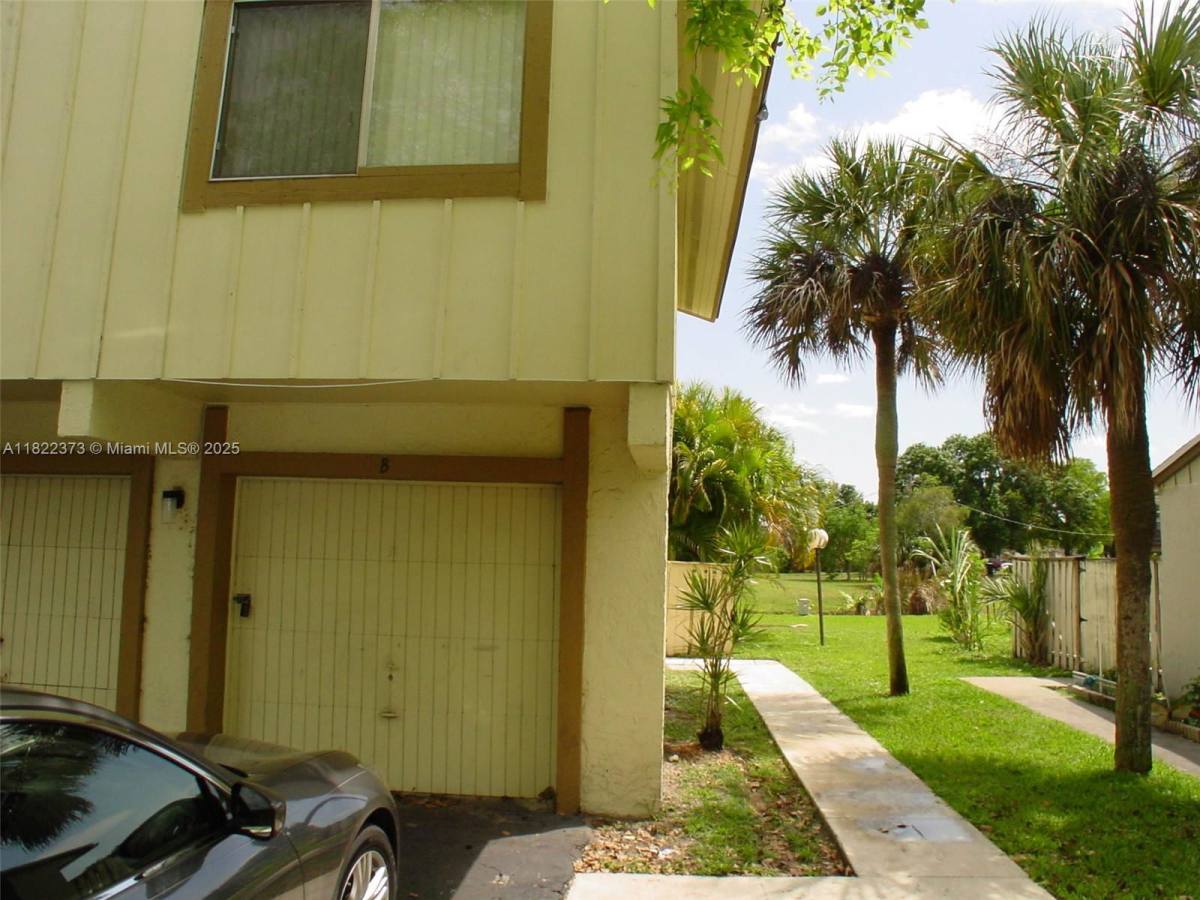 Townhouse for rent at 5834 NW 21st St #41-B, Fort Lauderdale, FL 33313