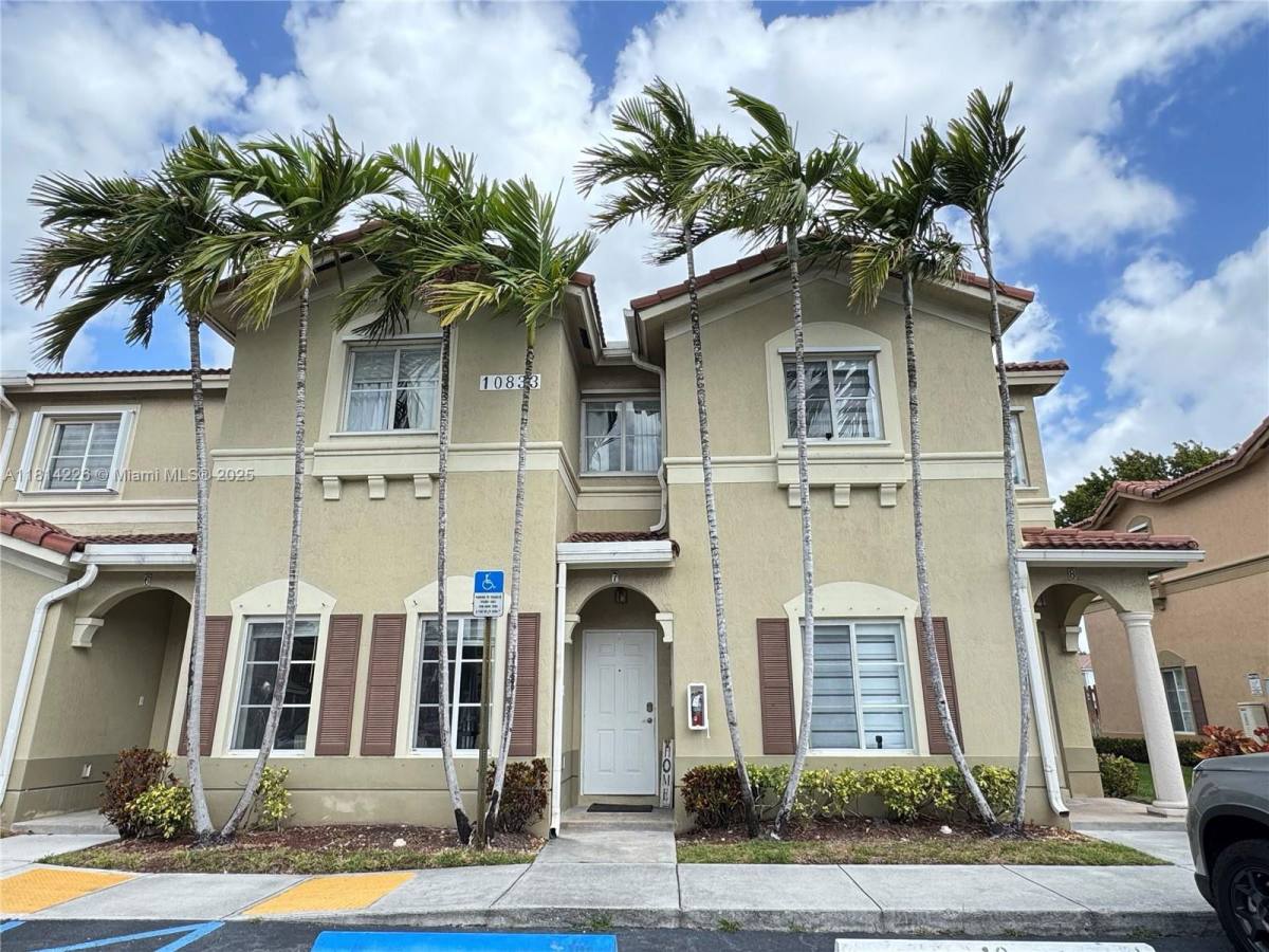 Townhouse for rent at 10833 NW 83rd St, Miami, FL 33178