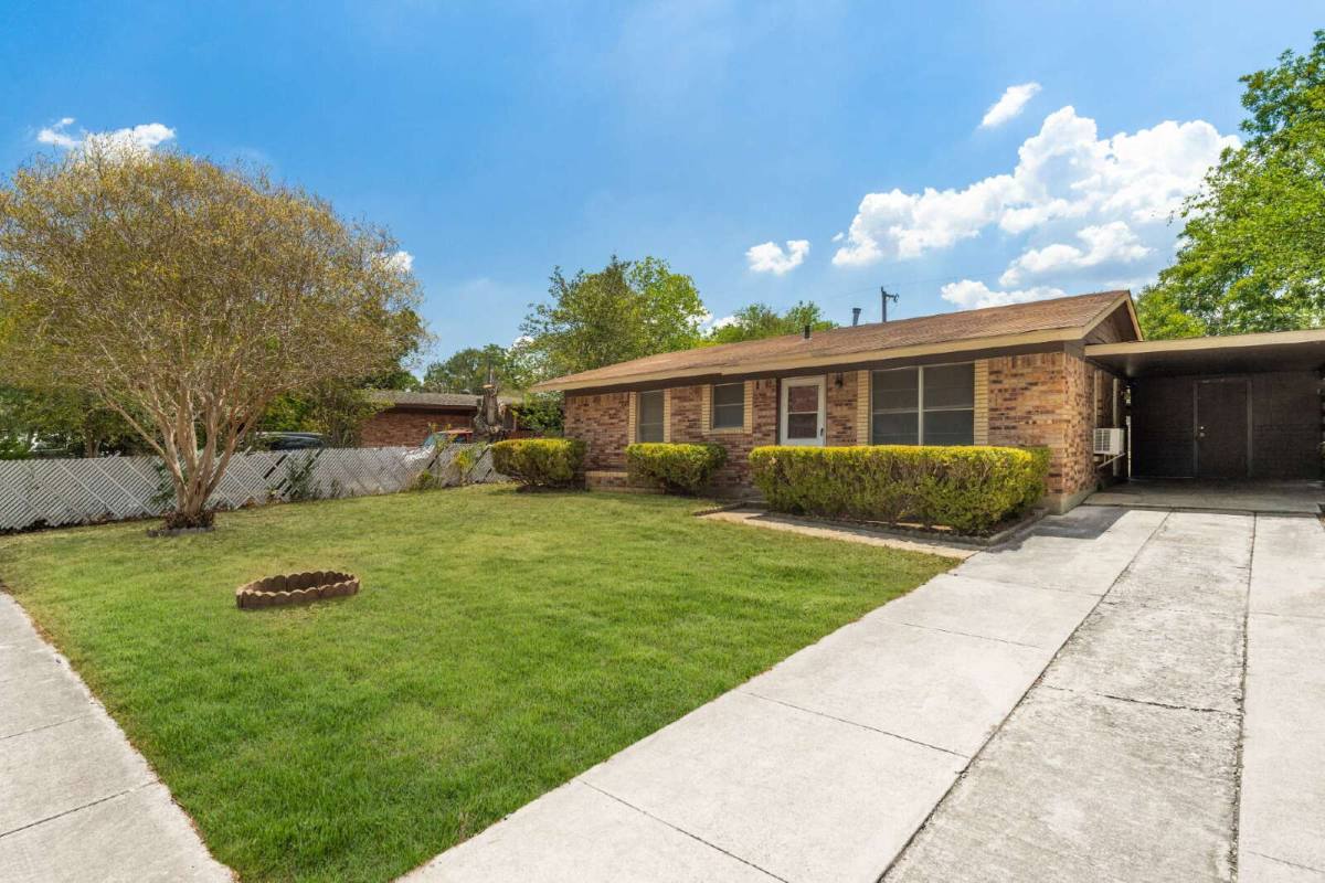 House for rent at 218 E Villaret Blvd, San Antonio, TX 78221