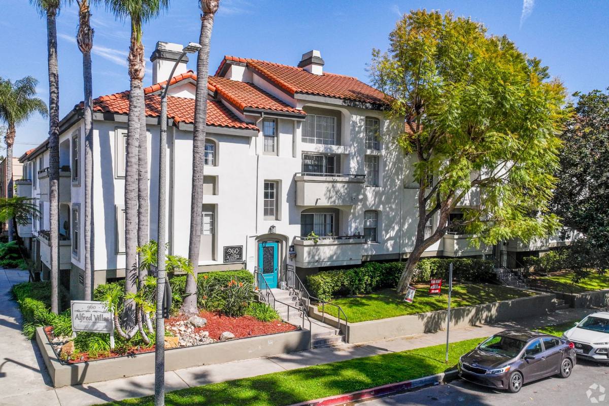 Apartment for rent at 960 N Alfred St, West Hollywood, CA 90069