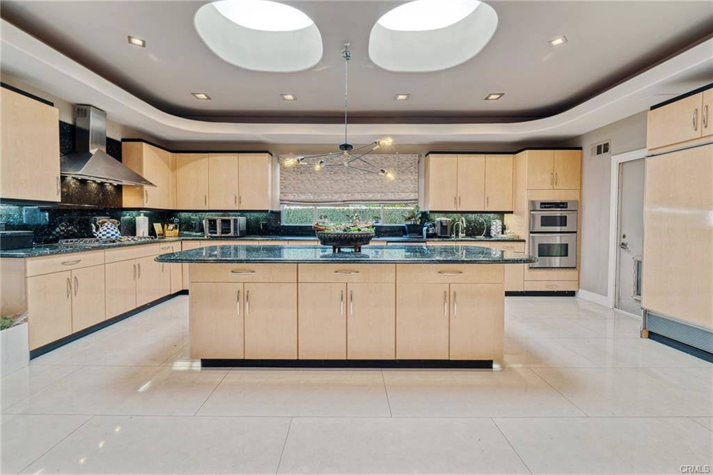 15737 Sutton St, Encino, CA 91436
