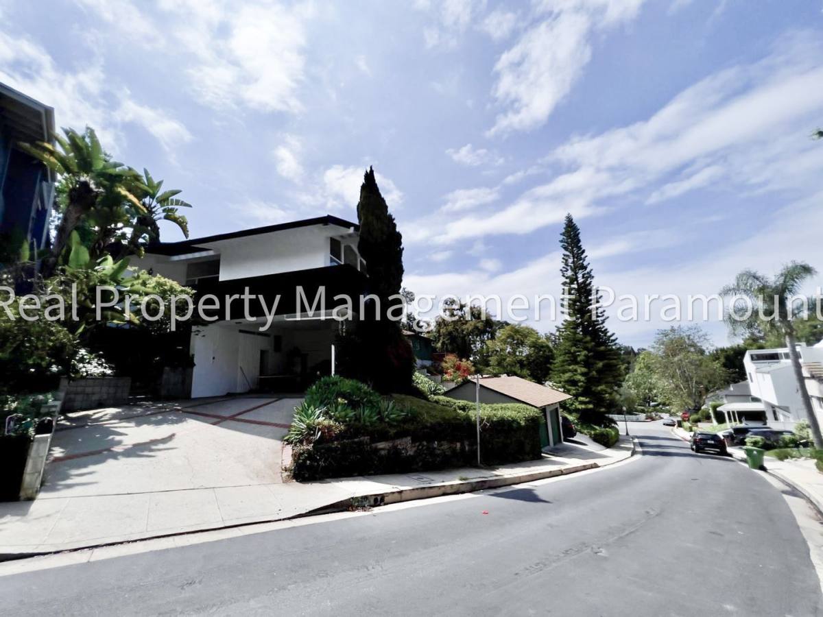 House for rent at 420 N Skyewiay Rd, Los Angeles, CA 90049