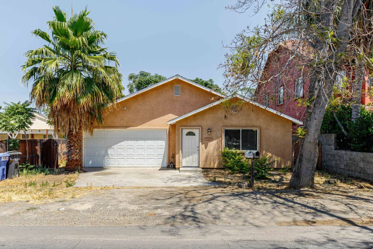 Townhouse for rent at 1437 Nadine Ave, Modesto, CA 95351