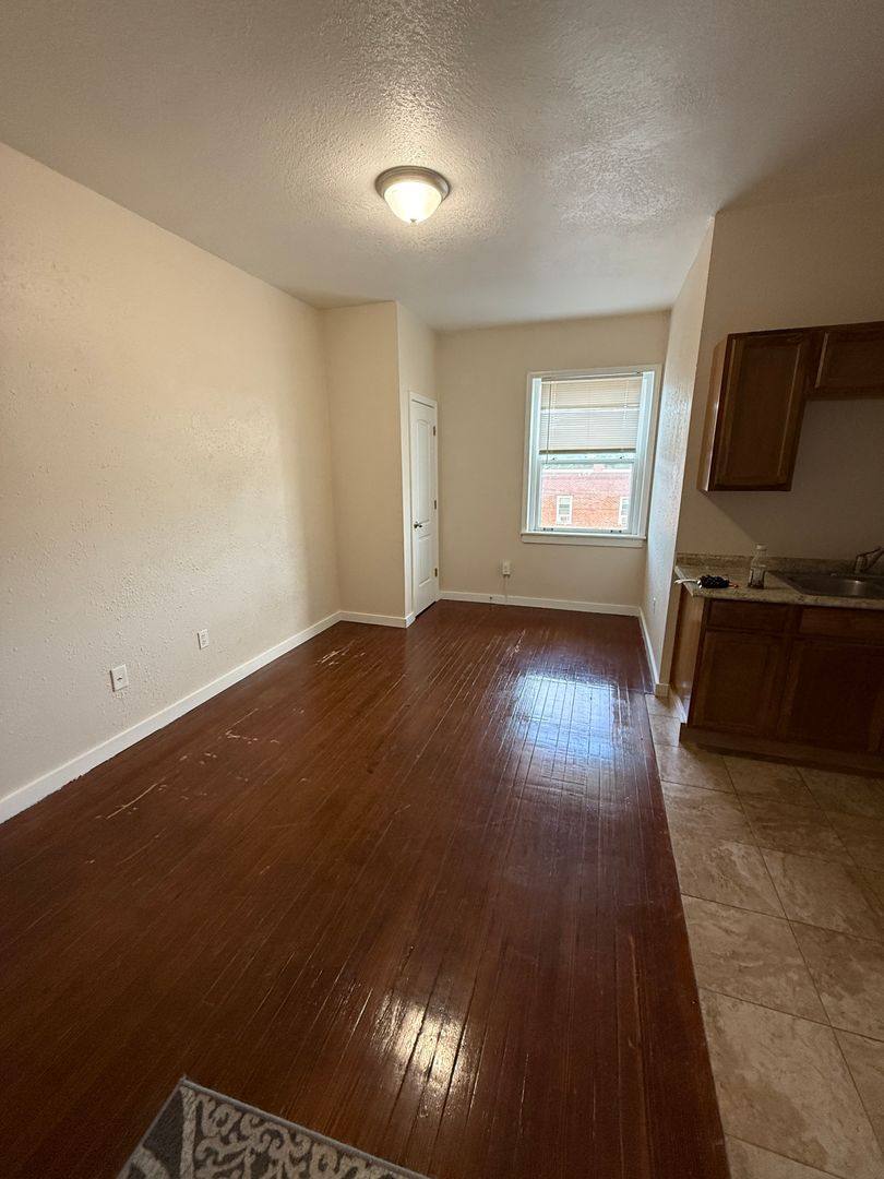 Apartment for rent at 112 E Franklin St, Liberty, MO 64068