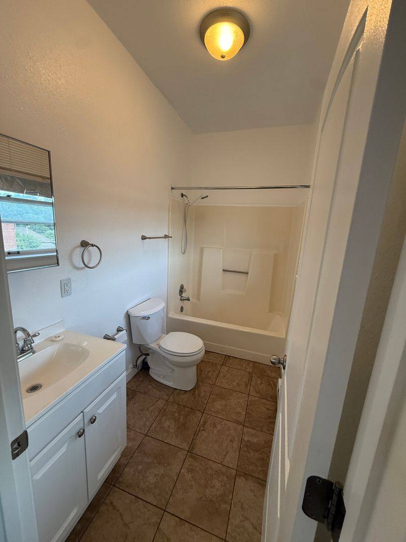Apartment for rent at 112 E Franklin St, Liberty, MO 64068