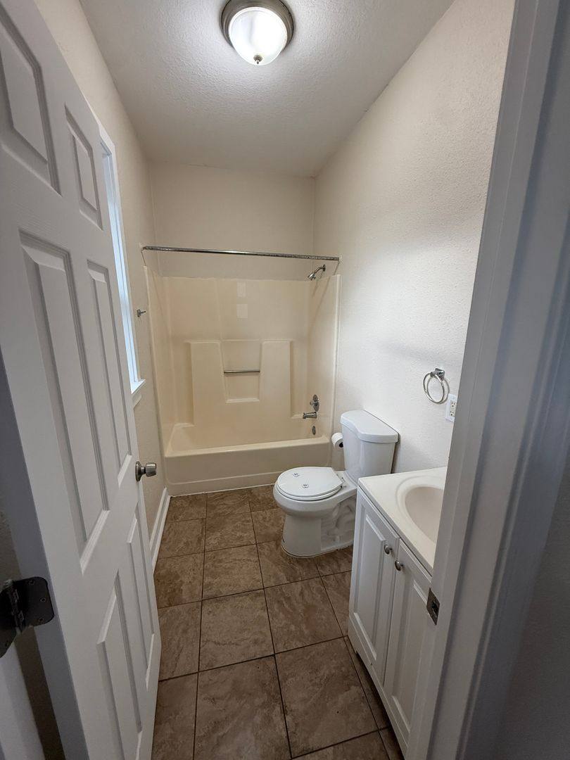 Apartment for rent at 112 E Franklin St, Liberty, MO 64068