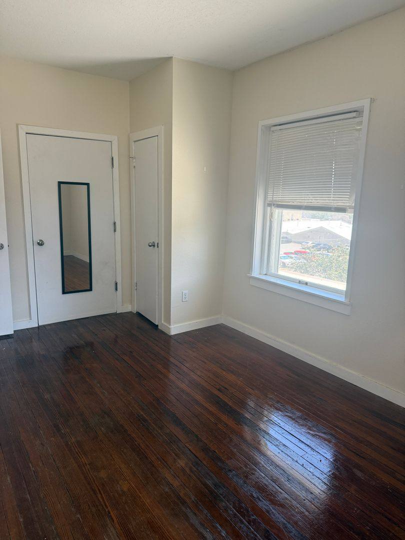 Apartment for rent at 112 E Franklin St, Liberty, MO 64068