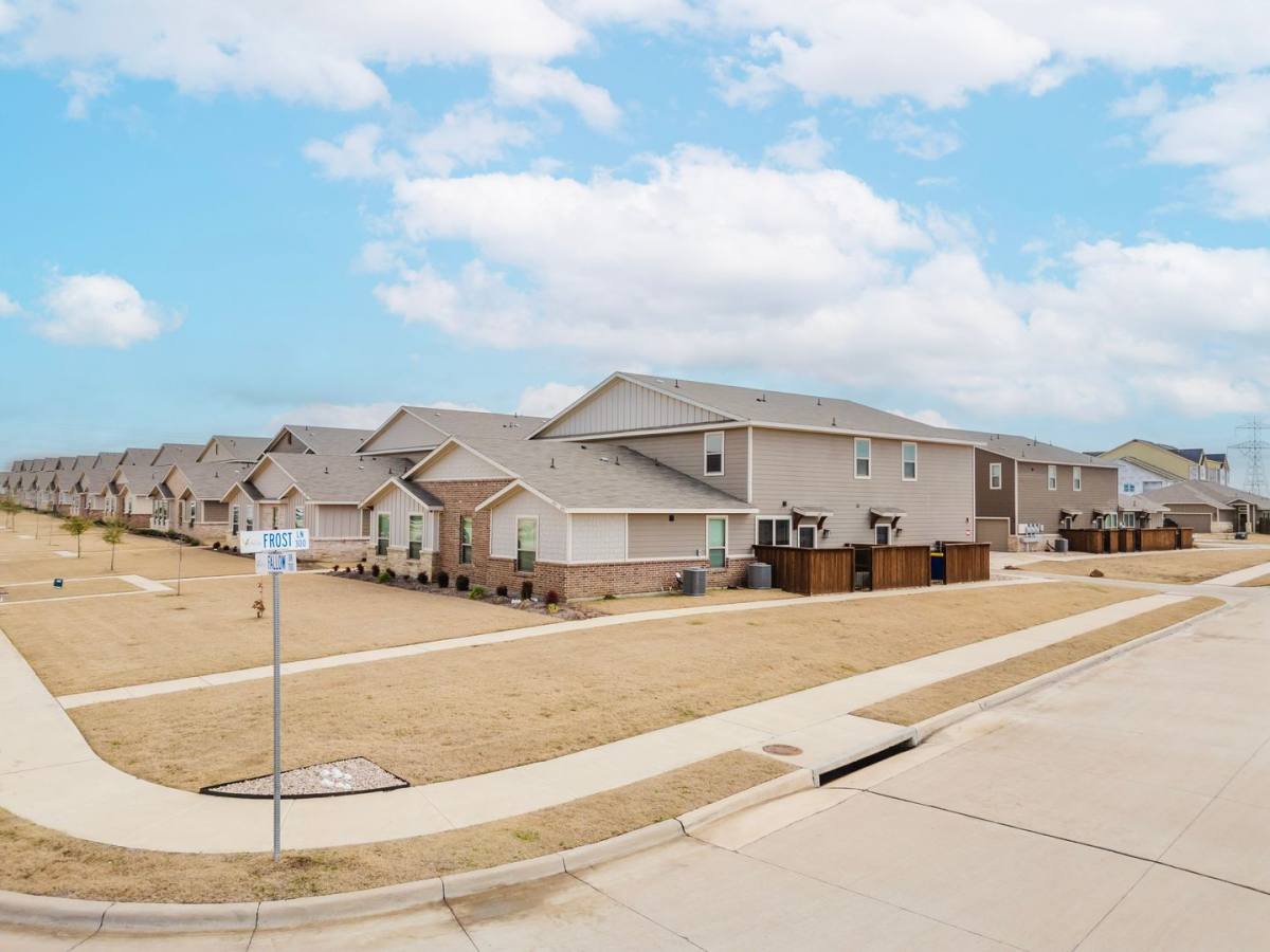 Townhouse for rent at 606 Fallow Dr, Venus, TX 76084