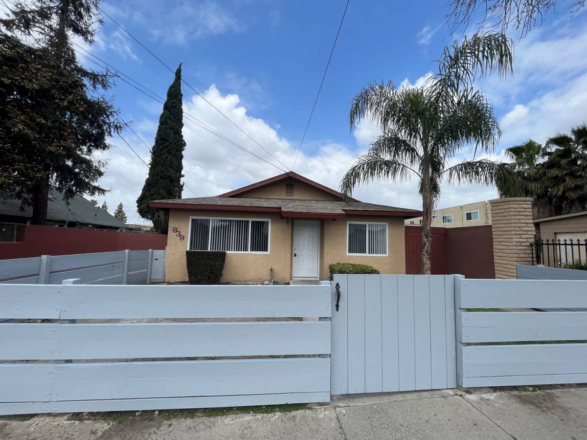 Apartment for rent at 939 W Bishop St, Santa Ana, CA 92703